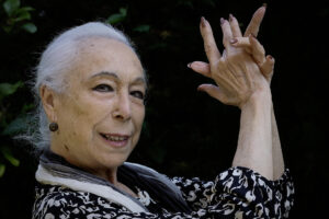 SEVILLA, 29/06/2025.-La bailaora sevillana Cristina Hoyos, que el próximo 3 de julio recibirá el premio ‘Corral de Comedias’ del Festival Internacional de Teatro Clásico de Almagro, durante una entrevista en Sevilla con EFE en la que cuenta que a día de hoy sigue recibiendo el cariño del público por la calle y que está feliz hacer algo que le gusta a la gente.EFE/José Manuel Vidal