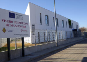 Imagen de un cartel de vivero de empresas en Manzanares, Ciudad Real. EFE/Mariano Cieza Moreno