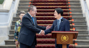 El presidente taiwanés, William Lai (d), recibe a su homólogo de Guatemala, Bernado Arévalo (i), a su llegada a Taipei. Bernado Arévalo expresó este jueves su voluntad de llevar las relaciones con Taiwán a un "nuevo nivel", mediante la profundización de la alianza económica y comercial entre ambos territorios, en el marco de su primera visita oficial a la isla. EFE/ Wang Yu Ching/oficina Presidencial De Taiwán SOLO USO EDITORIAL/SOLO DISPONIBLE PARA ILUSTRAR LA NOTICIA QUE ACOMPAÑA (CRÉDITO OBLIGATORIO)
