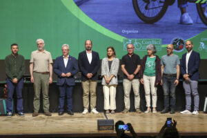 Celebración del congreso ibérico 'La bicicleta y la ciudad', este viernes en la Facultad de Filología, en Santiago de Compostela. EFE/Xurxo Martínez