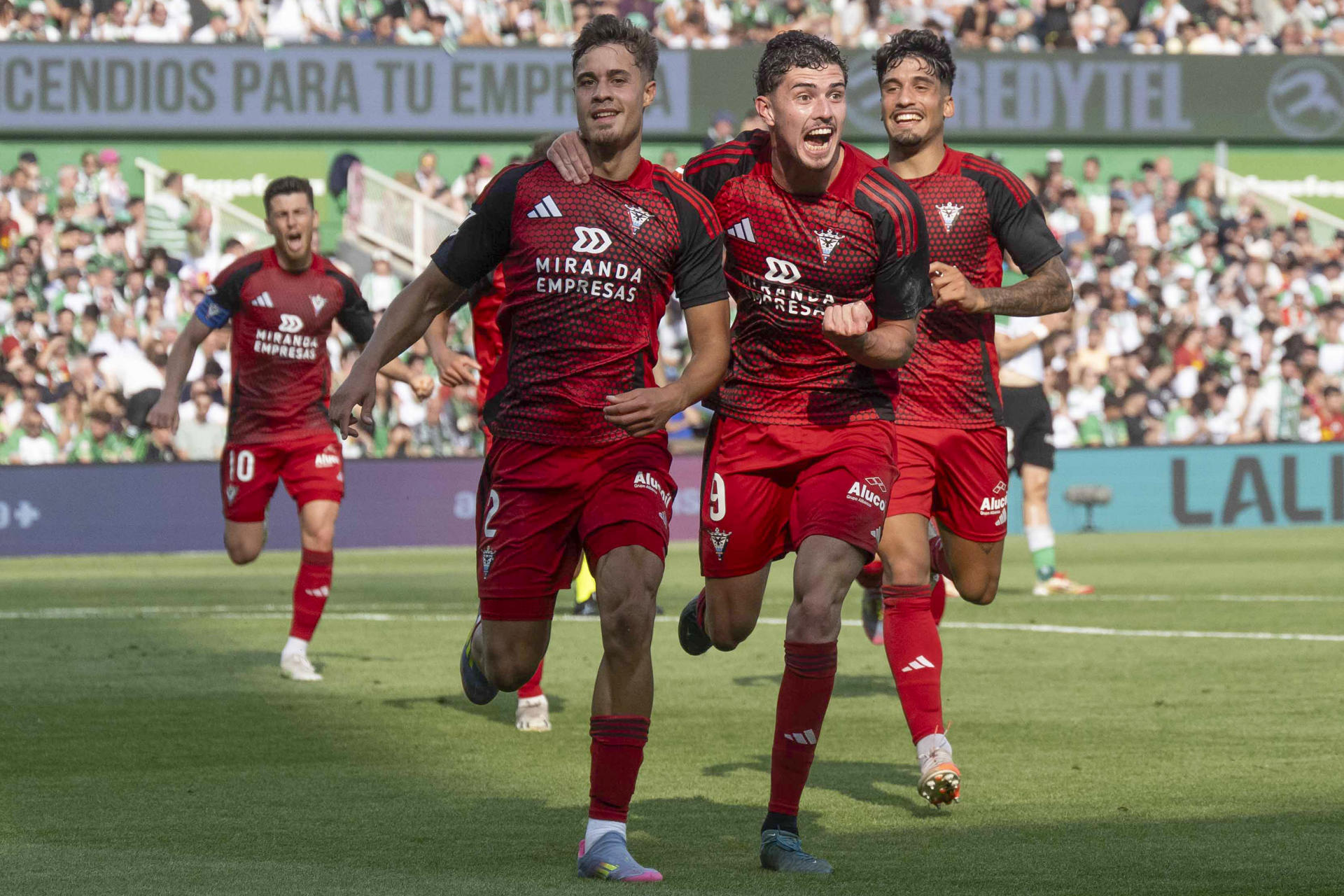 Los jugadores del Mirandés celebran uno de los goles durante el partido de playoff de ascenso a Primera División que Racing de Santander y Mirandés disputaron en El Sardinero, Santander. EFE/Pedro Puente Hoyos
