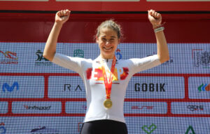 La ciclista del Movistar Team Sara Martín celebra su victoria en la prueba del Campeonato de España de Ciclismo élite en ruta que se ha disputado en Granada este domingo. EFE/Pepe Torres.