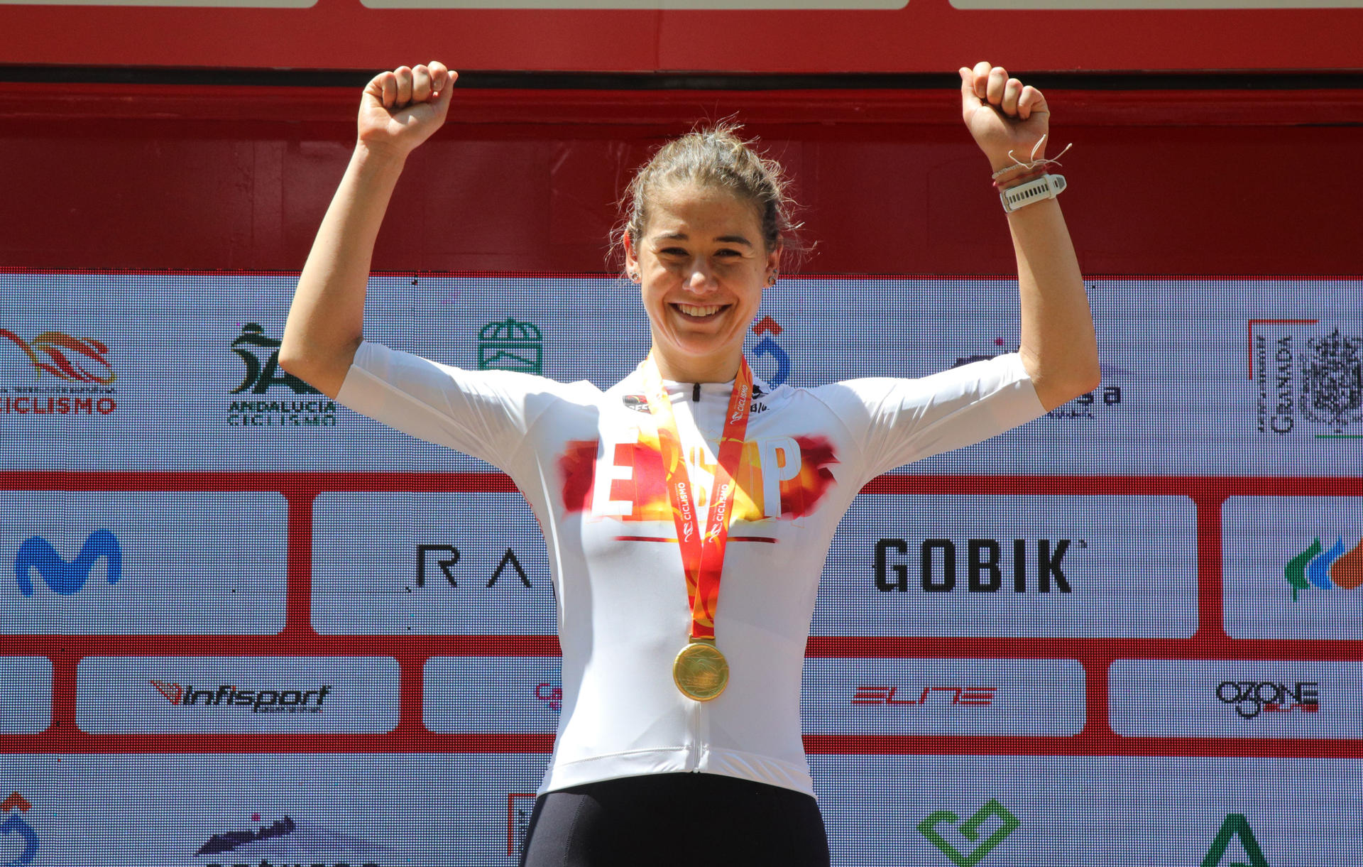 La ciclista del Movistar Team Sara Martín celebra su victoria en la prueba del Campeonato de España de Ciclismo élite en ruta que se ha disputado en Granada este domingo. EFE/Pepe Torres.