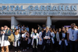 Funcionarios, servidores sanitarios y familiares de pacientes del Hospital Garrahan, la mayor institución pediátrica de Argentina, fueron captados este jueves, 5 de junio, al protestar por la falta de presupuesto y la congelación salarial de los trabajadores, frente a la entrada principal del hospital, en Buenos Aires (Argentina). EFE/Juan Ignacio Roncoroni