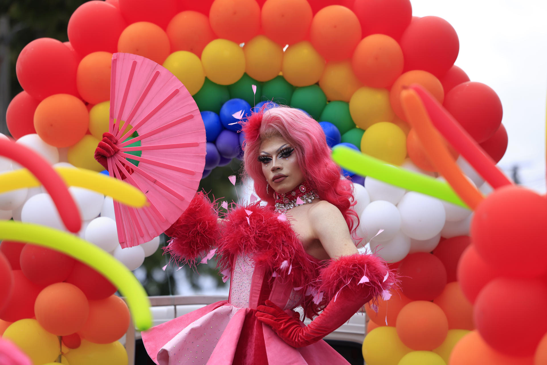 Una persona participa en una marcha por el Día Internacional del Orgullo LGTBI este sábado, en Ciudad de Guatemala (Guatemala). EFE/ STR