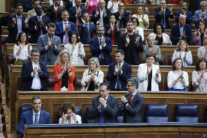 El presidente del Gobierno, Pedro Sánchez, aplaudido por la bancada socialista este miércoles en el Congreso. EFE/ Mariscal