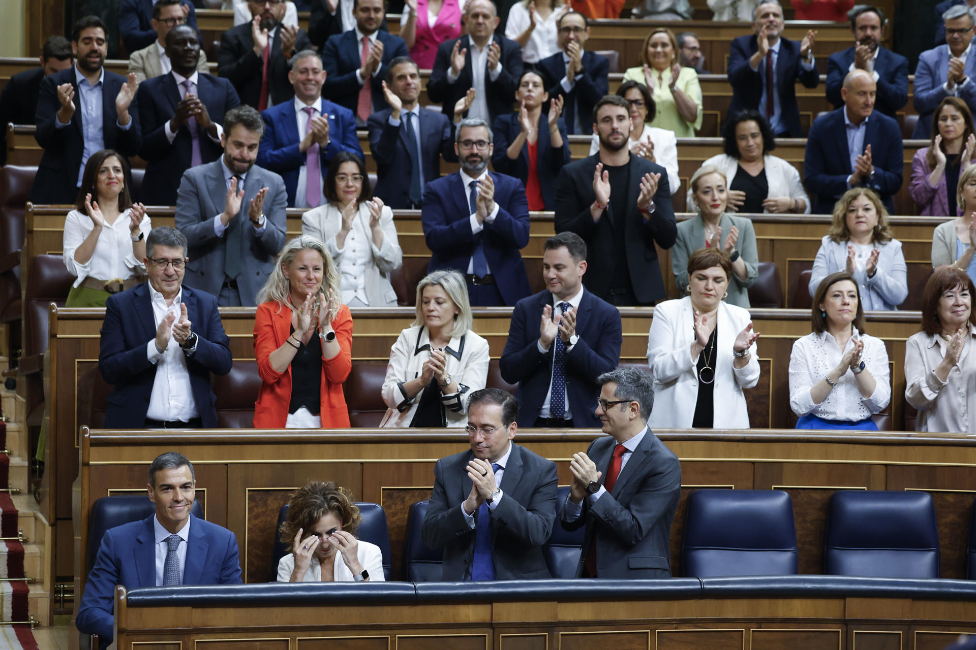 El presidente del Gobierno, Pedro Sánchez, aplaudido por la bancada socialista este miércoles en el Congreso. EFE/ Mariscal
