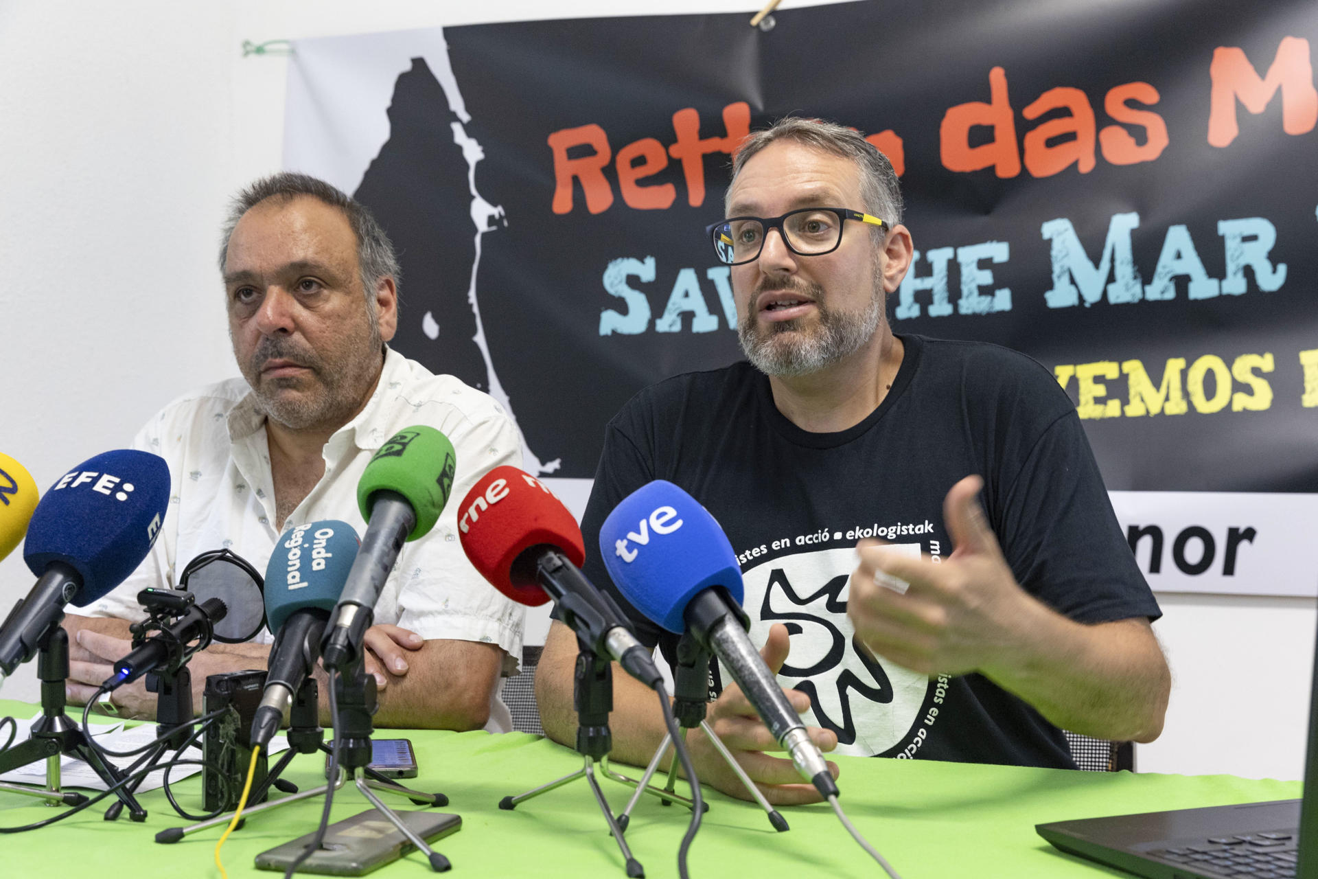 El portavoz de Ecologistas en Acción de Murcia, Pedro Luengo (d), acompañado por el portavoz confederal,Cristóbal López (i), durante un momento de la presentación de su informe anual 'Banderas Negras' de 2025 para señalar los casos más relevantes de contaminación y mala gestión ambiental en las costas españolas: entrega 48 enseñas, 2 por provincia y/o ciudad autónoma, este martes en la sede de Ecologistas en Acción de Murcia. EFE/Marcial Guillén