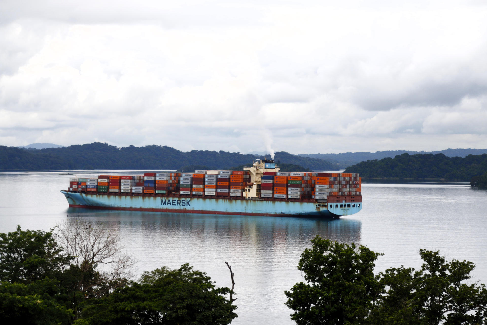 Fotografía del 23 de junio de 2025 de un buque de carga en el canal de Panamá, en la provincia de Colón (Panamá). EFE /Moncho Torres