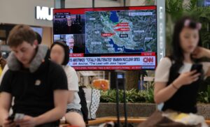 Un reportaje sobre los ataques estadounidenses contra las instalaciones nucleares de Irán se emite en una pantalla de televisión en una terminal del Aeropuerto Internacional de Incheon, en Incheon (Corea del Sur). EFE/YONHAP