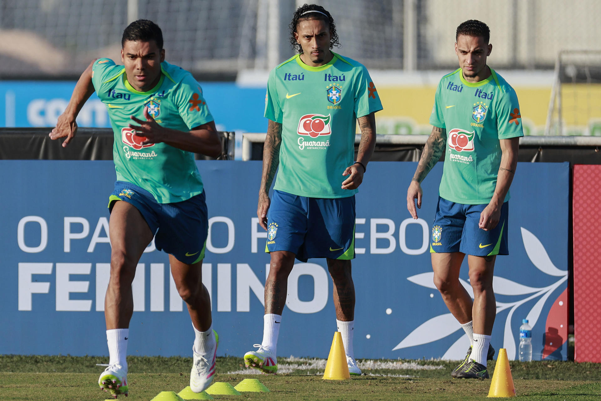 Los jugadores de la selección brasileña de fútbol Casemiro (i), Raphinha (c ), Antony (d) participan en un entrenamiento. EFE/ Sebastiao Moreira
