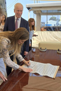 La vicepresidenta tercera y ministra para la Transición Ecológica y Reto Demográfico, Sara Aagesen, junto al embajador de Canadá en Francia y Mónaco, Stéphane Dion, durante la firma de la Coalición de Alta Ambición para un Océano Silencioso en el marco de la tercera Conferencia de las Partes de Naciones Unidas para el Océano (UNOC3) que se desarrolla del 9 al 13 de junio en Niza (Francia). EFE/Carlos Bravo/Ocean Care // SOLO USO EDITORIAL/SOLO DISPONIBLE PARA ILUSTRAR LA NOTICIA QUE ACOMPAÑA (CRÉDITO OBLIGATORIO)