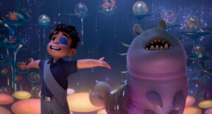 Fotograma cedido por Disney donde aparecen los personajes Elio (i) y Glordon (d), durante una escena de la película animada 'Elio', dirigida por Shi, Sharafian y Adrián Molina, y está inspirada en la vida de Molina, hijo de padres inmigrantes que creció en una base militar al norte de California (EE.UU.). EFE/ Disney