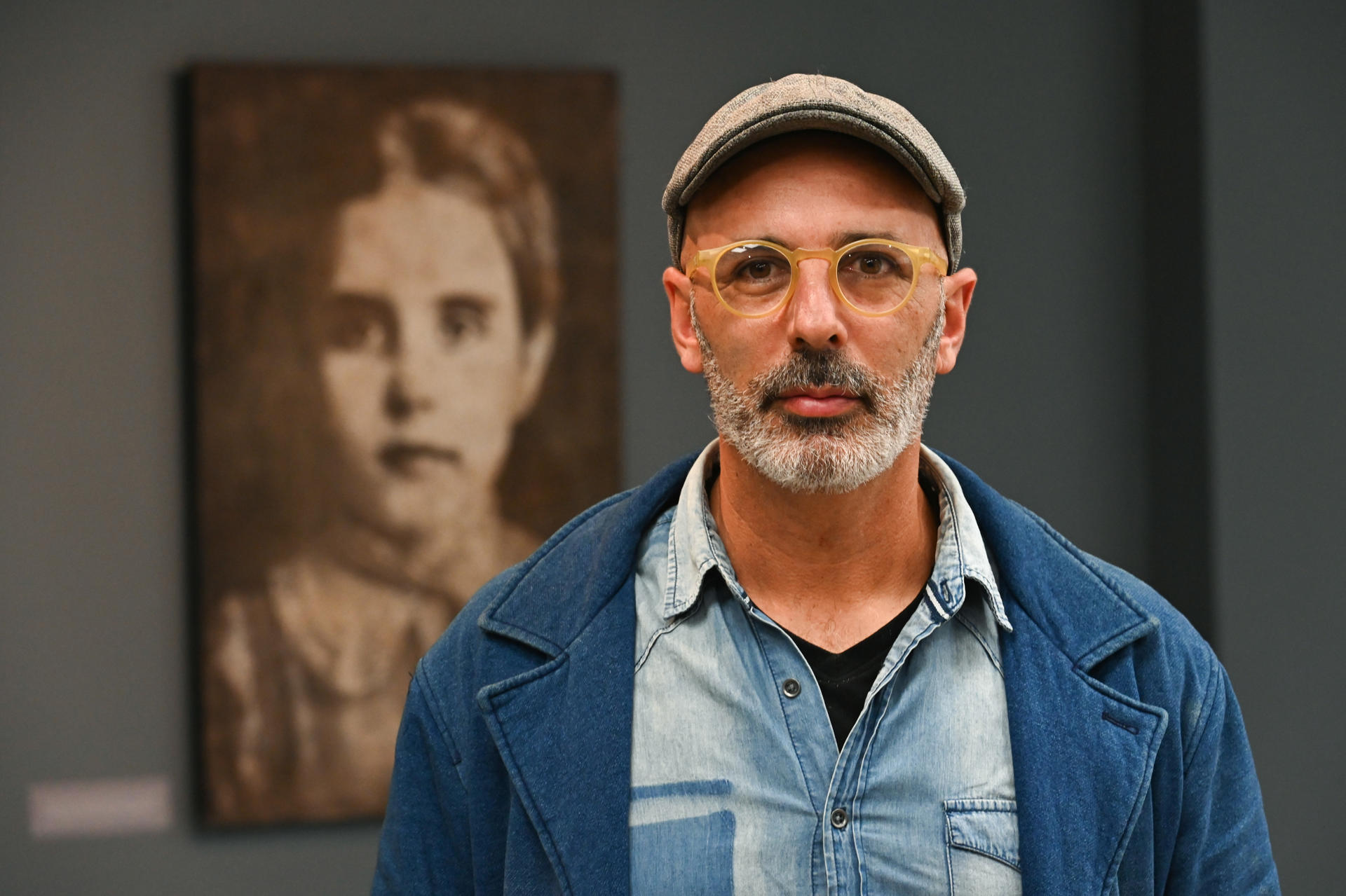Fotografía del 27 de mayo de 2025 del fotógrafo Federico Ruiz Santesteban posando durante una entrevista con EFE, en el Museo de las Migraciones (MuMi), en Montevideo (Uruguay). EFE/ Federico Gutiérrez