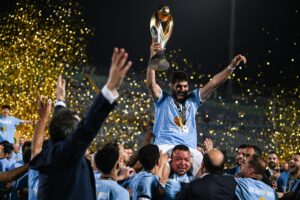 Los jugadores de Pyramids celebran con el trofeo después de ganar el partido de fútbol de vuelta de la final de la Liga de Campeones de la CAF entre el Pyramids egipcio y el Mamelodi Sundowns sudafricano. EFE/EPA/Mohamed Hossam