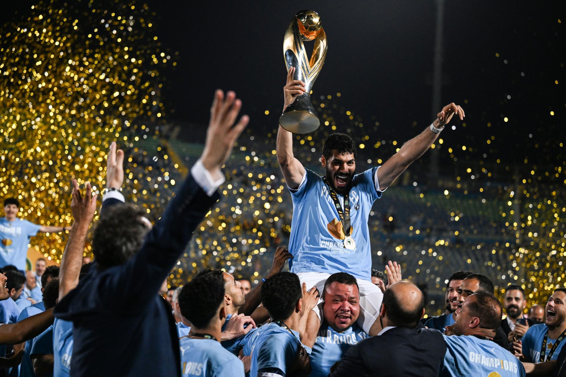 Los jugadores de Pyramids celebran con el trofeo después de ganar el partido de fútbol de vuelta de la final de la Liga de Campeones de la CAF entre el Pyramids egipcio y el Mamelodi Sundowns sudafricano. EFE/EPA/Mohamed Hossam