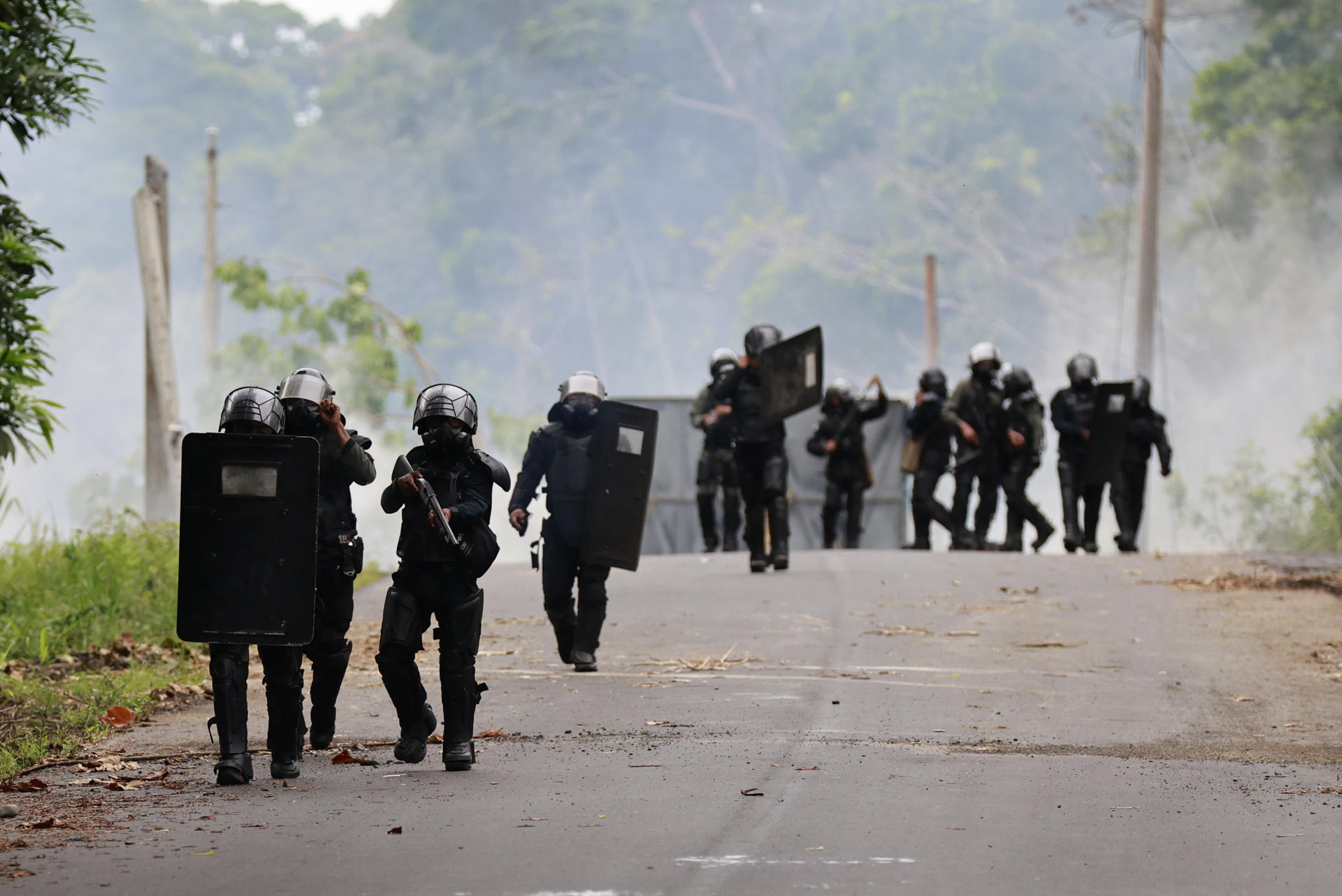 Agentes de la Unidad de Control de Multitudes (UCM) se enfrentan con manifestantes este 18 de junio de 2025, en Valle de Agua Abajo en la provincia de Bocas del Toro (Panamá). EFE/ Bienvenido Velasco