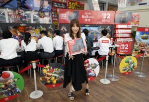 Imagen de este jueves de una joven con la caja de la nueva Nintendo Switch en Tokio. 2.EFE/EPA/FRANCK ROBICHON