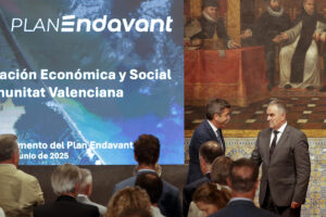 El presidente de la Generalitat Valenciana, Carlos Mazón, saluda al vicepresidente segundo y conseller para la Recuperación Económica y Social, Francisco José Gan Pampols (d), durante la presentación del Plan Endavant para la recuperación económica y social de la Comunitat Valenciana tras la dana del 29 de octubre. EFE/Manuel Bruque
