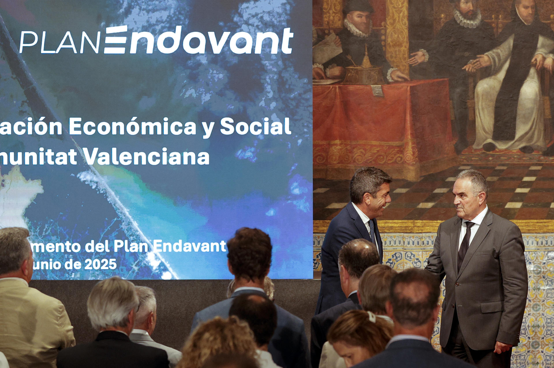 El presidente de la Generalitat Valenciana, Carlos Mazón, saluda al vicepresidente segundo y conseller para la Recuperación Económica y Social, Francisco José Gan Pampols (d), durante la presentación del Plan Endavant para la recuperación económica y social de la Comunitat Valenciana tras la dana del 29 de octubre. EFE/Manuel Bruque