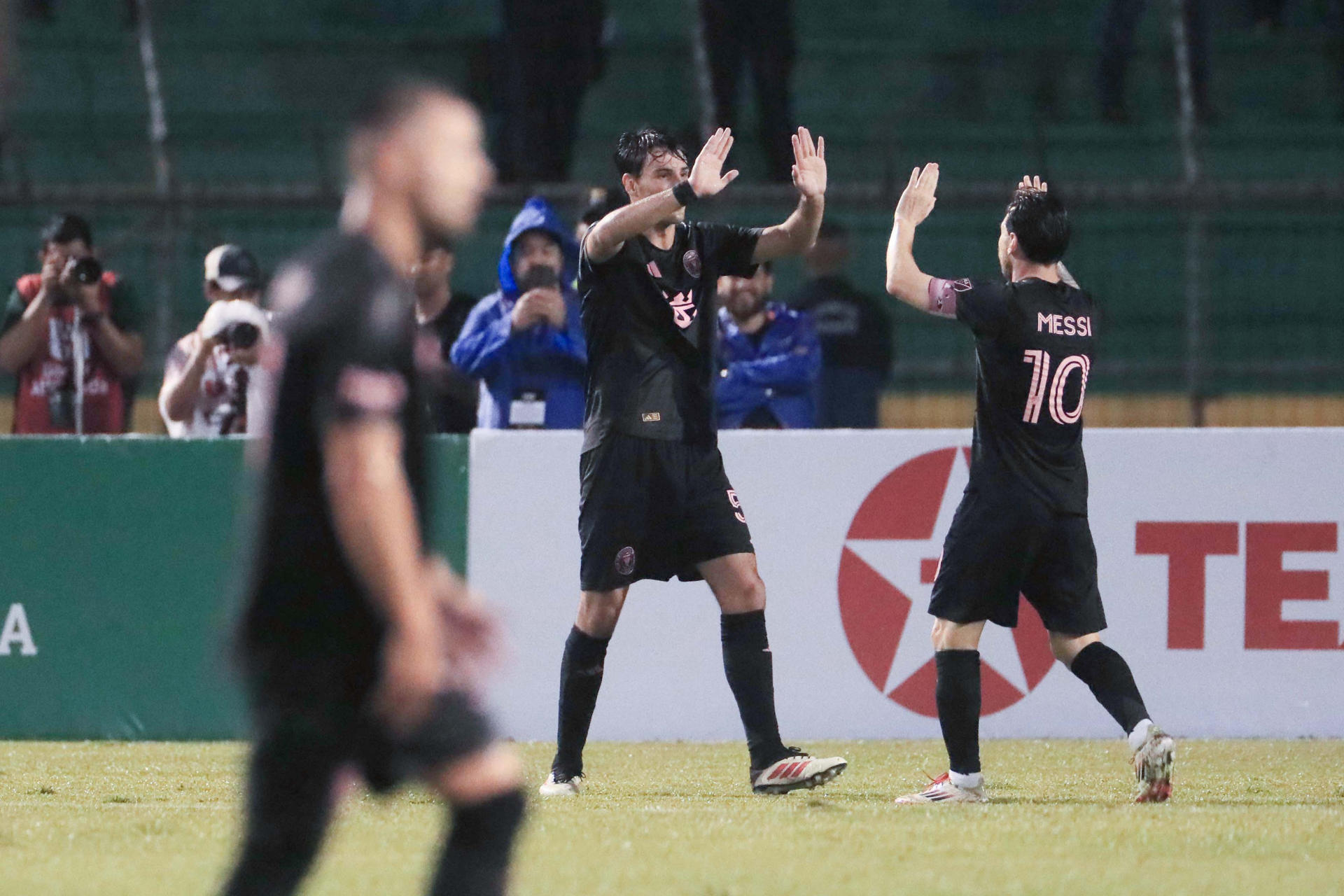 Federico Redondo (i) y Lionel Messi de Inter celebran un gol en foto de archivo de Gustavo Amador. EFE