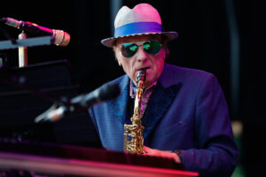 El cantante y compositor británico Van Morrison, durante el concierto de Las Noches del Botánico celebrado este miércoles en el Real Jardín Botánico Alfonso XIII, en Madrid. EFE/Sergio Pérez
