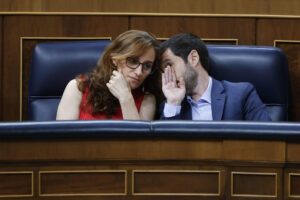 El ministro de Derechos Sociales, Consumo y Agenda 2030, Pablo Bustinduy (d), y la ministra de Sanidad, Mónica García (i), conversan durante la sesión de control al Gobierno que se celebra este miércoles. EFE/Mariscal