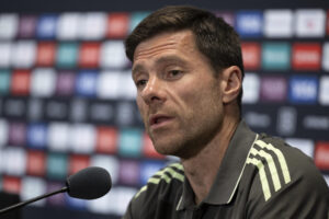 El técnico del Real Madrid, Xabi Alonso, durante la rueda de prensa previa al partido ante el Al Hilal saudí, en el Hard Rock Stadium de Miami, su debut en el Mundial de Clubes de la FIFA. EFE/ André Coelho