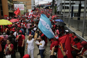 Simpatizantes del partido Libertad y Refundación participan en una marcha en conmemoración del decimosexto aniversario del golpe de Estado militar que derrocó al expresidente de Honduras Manuel Zelaya, este sábado, en Tegucigalpa (Honduras). EFE/ Gustavo Amador