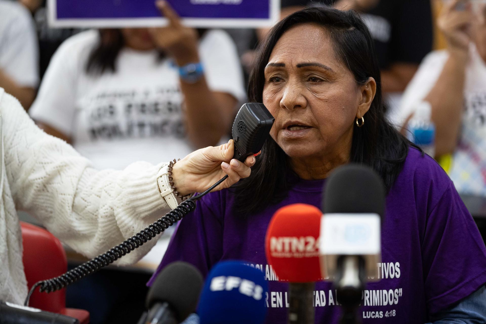 Betzaida Natera, habla durante una rueda de prensa de familiares de presos políticos este miércoles, en Caracas (Venezuela). EFE/ Ronald Peña R