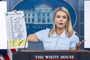 La portavoz del Gobierno estadounidense, Karoline Leavitt, durante su rueda de prensa diaria, en la Casa Blanca, en Washington DC (EE.UU.) EFE/Jim Lo Scalzo