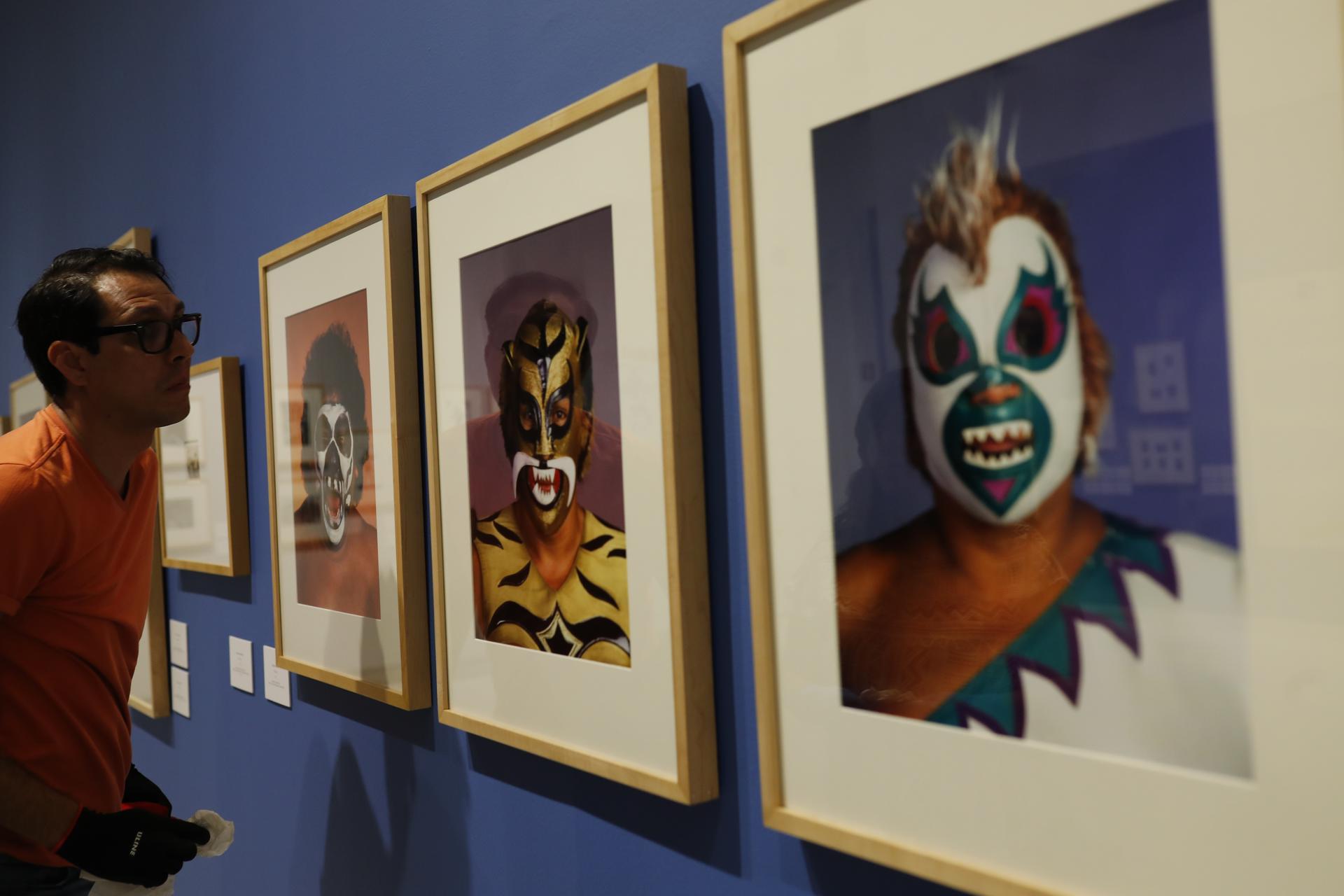 Una persona visita la exhibición de lucha libre mexicana 'Kartharsis' este jueves, en el Museo de las Artes (MUSA) en Guadalajara (México). EFE/ Francisco Guasco