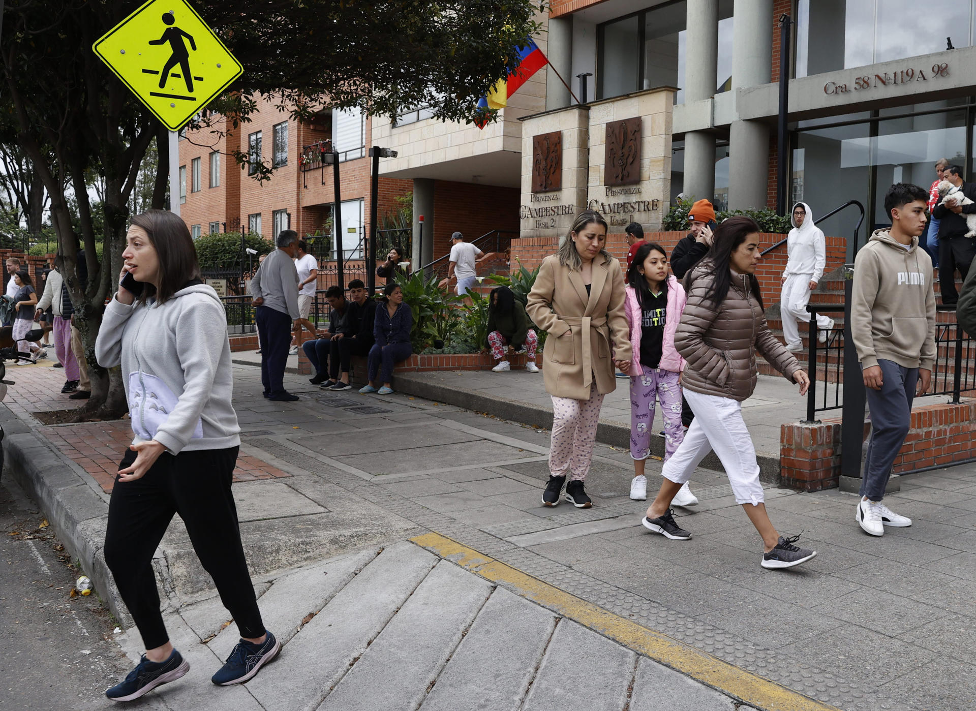 Personas salen de sus apartamentos tras un sismo de magnitud 6,5 este domingo, en Bogotá (Colombia). EFE/ Mauricio Dueñas Castañeda