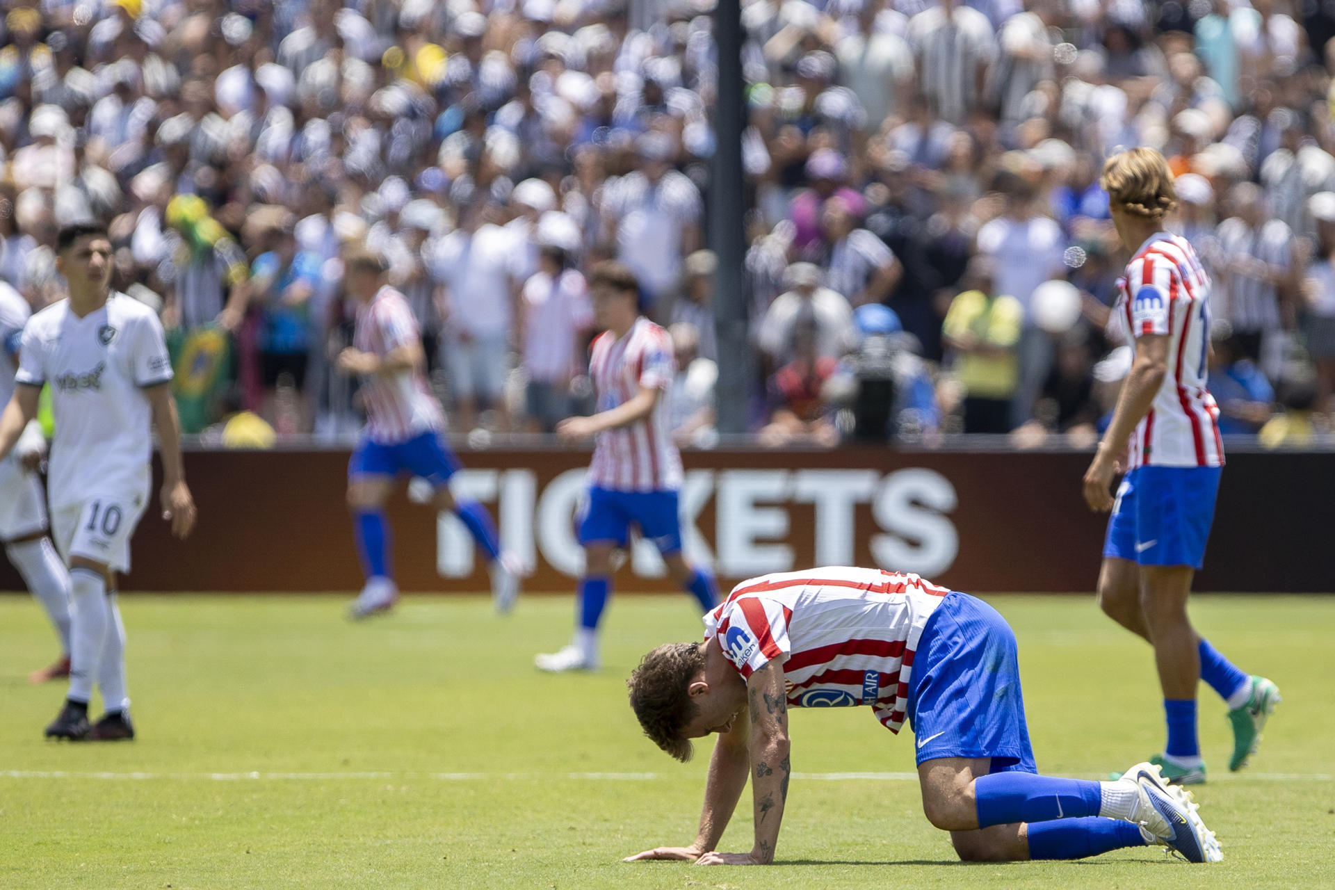 Pablo Barrios lamenta este lunes en Pasadena (California) la eliminación de Atlético de Madrid del Mundial de Clubes en la fase de grupos. EFE/Angel Colmenares