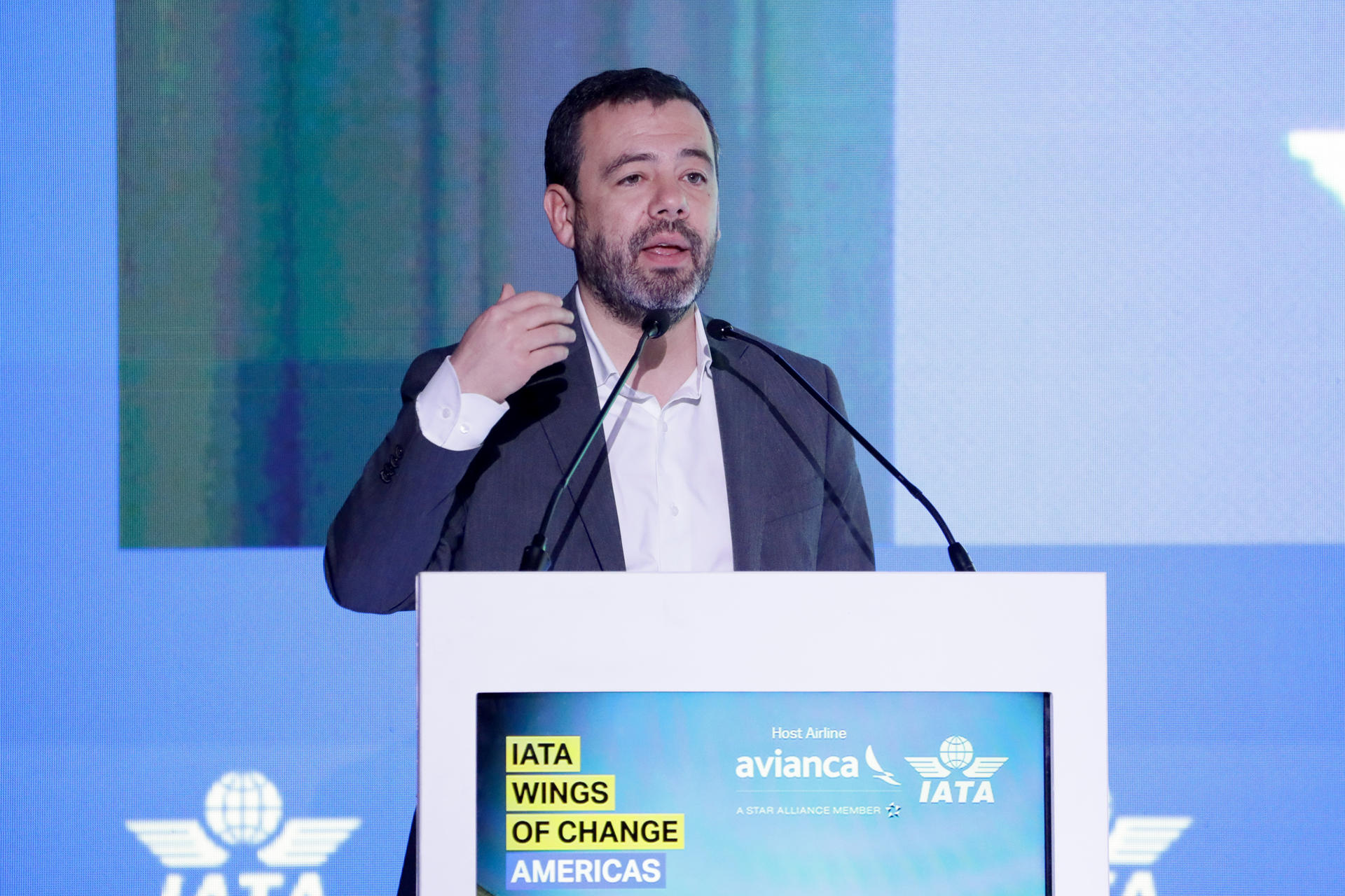 El alcalde de Bogotá, Carlos Fernando Galán, habla durante la inauguración de 'Wings of Change Americas' este miércoles, en Bogotá (Colombia). EFE/ Carlos Ortega
