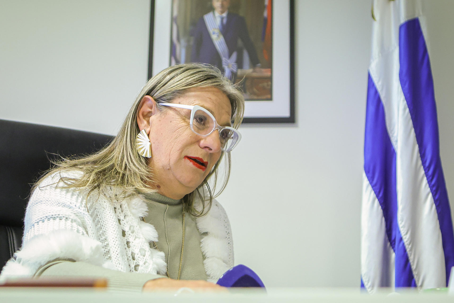 La secretaria de Derechos Humanos de la Presidencia de Uruguay, Collette Spinetti, habla durante una entrevista con EFE este martes, en su despacho en la Torre Ejecutiva en Montevideo (Uruguay). EFE/ Gaston Britos