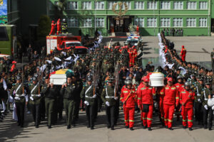 La Policía Boliviana rindió honores póstumos y despidió este sábado a los policías fallecidos durante los bloqueos de caminos que instauraron los seguidores del exmandatario Evo Morales, con la advertencia de que trabajará hasta identificar a los causantes de esos decesos. EFE/ Gabriel Márquez