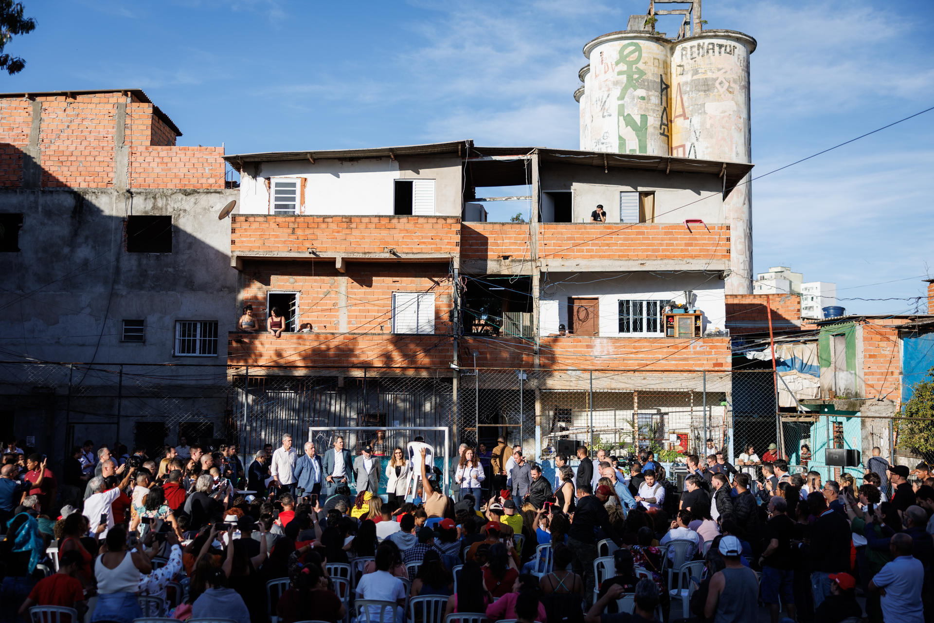 Personas asisten a un evento con el presidente de Brasil, Luiz Inácio Lula da Silva, este jueves, en la favela de Moinho en São Paulo (Brasil). EFE/ Isaac Fontana