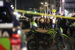 Integrantes de la Policía Nacional de Colombia fueron captados este sábado, 7 de junio, al custodiar la zona del atentado dónde fue herido el senador colombiano Miguel Uribe Turbay, uno de los aspirantes presidenciales del partido uribista Centro Democrático, en Bogotá (Colombia). EFE/Carlos Ortega