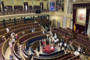 Jornada de Puertas Abiertas en el Congreso de los Diputados en Madrid este viernes. La Puerta de los Leones se ha abierto de nuevo este viernes a los ciudadanos con motivo de la Jornada de Puertas Abiertas del Congreso, que se celebran en conmemoración de las primeras elecciones democráticas de 1977. EFE/ Leonor Trinidad Barrero