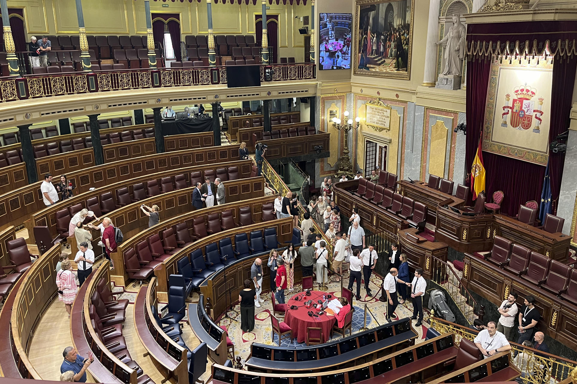 Jornada de Puertas Abiertas en el Congreso de los Diputados en Madrid este viernes. La Puerta de los Leones se ha abierto de nuevo este viernes a los ciudadanos con motivo de la Jornada de Puertas Abiertas del Congreso, que se celebran en conmemoración de las primeras elecciones democráticas de 1977. EFE/ Leonor Trinidad Barrero