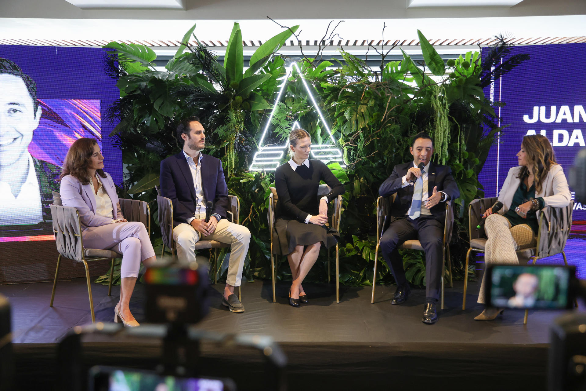Desde la izquierda, la cofundadora de El Cubo, Christine Wilson; el gerente comercial de Multimoney Guatemala, Federico Parker; la gerente de la Fundación BI, Banco Industrial Guatemala, Maria Jose Paiz; el gerente de inversiones corporativas de Castillo Hermanos, Juan Aldana, y la fundadora de Volcano Summit, Janma Bardi, durante la rueda de prensa del lanzamiento del encuentro Volcano Innovation Summit este miércoles, en Ciudad de Guatemala (Guatemala). EFE/ Mariano Macz.