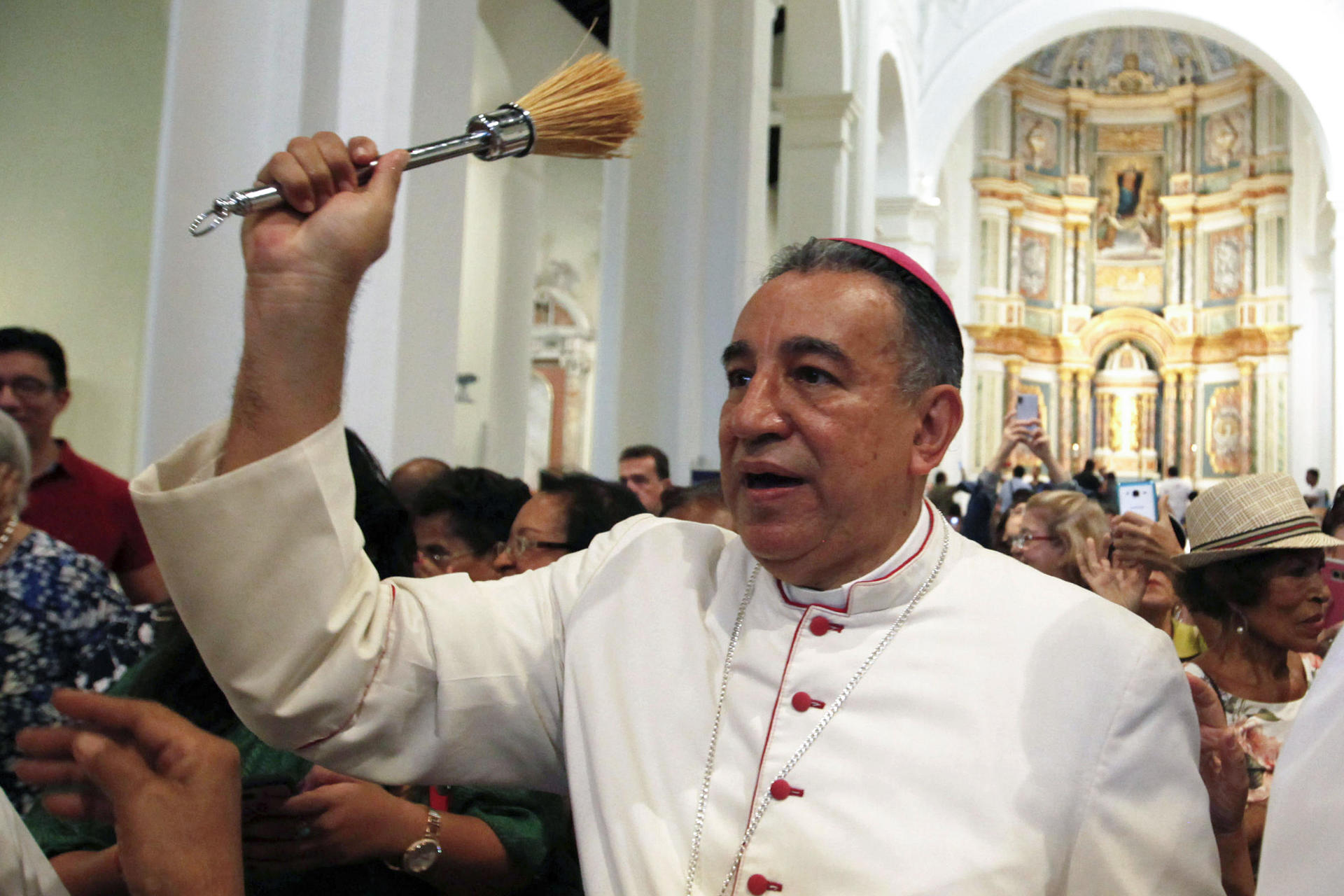 Fotografía de archivo del arzobispo de Panamá, José Domingo Ulloa, bendiciendo a los feligreses en la catedral de Panamá (Panamá). EFE/Bienvenido Velasco ARCHIVO