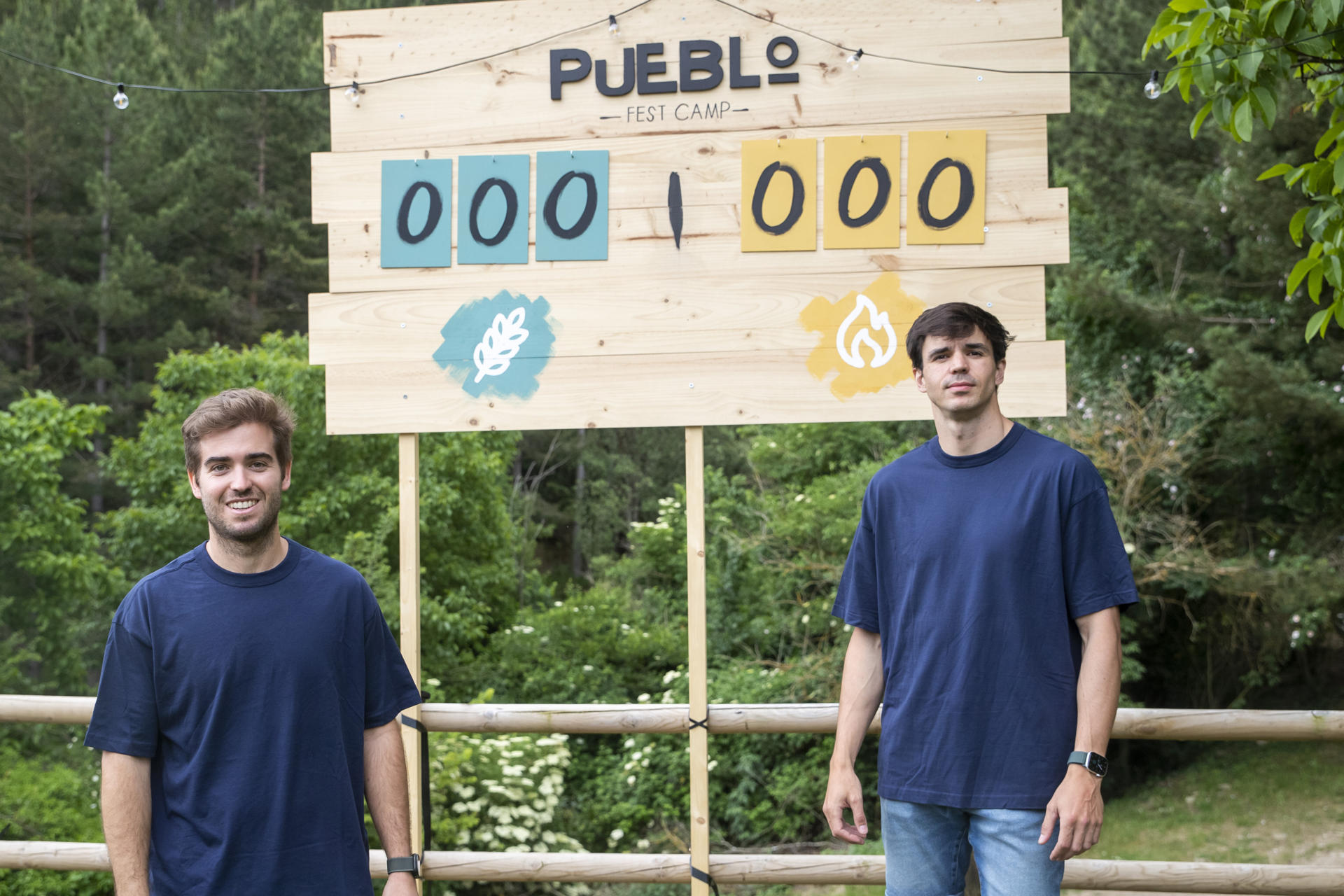 Dos jóvenes amigos de Barcelona y Segovia, Marc (d) y Álvaro (i), han ideado un nuevo concepto de festival en el que se dan la mano más de treinta juegos tradicionales, como 'atrapa la bandera' o 'balón prisionero' que, acompañados de gastronomía y música por la noche, ofrece la experiencia de vivir tres días en el pequeño pueblo soriano de Valdelavilla, ubicado en medio del bosque en la comarca de Tierras Altas y en el que se reunirán más 150 personas para competir, dividas en dos familias, por ser los ganadores de esta primera edición de 'Pueblo Fest Camp'. EFE/ Wifredo García Álvaro