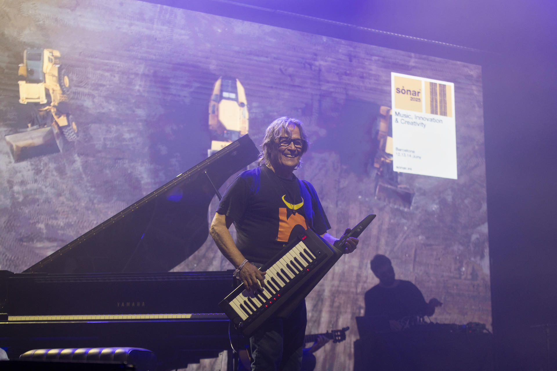 Concierto de los artistas Chano Domínguez y Bronquio, unidos para la producción 'Calle Barcelona', que homenajea a Paco de Lucía, durante la primera jornada del festival Sónar, este jueves en Barcelona. EFE/Marta Pérez