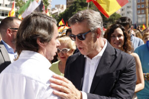 El líder del PP, Alberto Núñez Feijóo (d), conversa con el expresidente del Gobierno José María Aznar, durante la manifestación convocada por el Partido Popular contra el Gobierno de Pedro Sánchez bajo el lema 'Democracia o mafia' este domingo en la Plaza España de Madrid. EFE/ Javier Lizón
