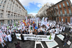 Imagen de archivo de una protesta el pasado mes de abril en Madrid convocada por la Confederación Española de Sindicatos Médicos (CESM) para protestar por el borrador del estatuto marco. EFE/ Fernando Villar