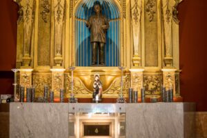 Fotografía de archivo que muestra un altar a José Gregorio Hernández dentro de la iglesia La Candelaria este viernes, en Caracas (Venezuela). EFE/ Miguel Gutiérrez