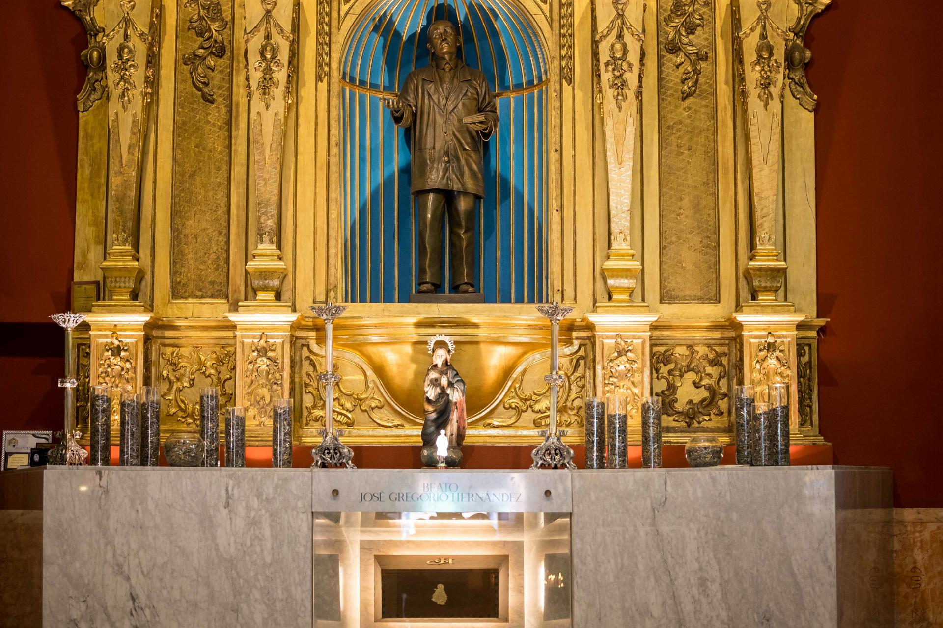 Fotografía de archivo que muestra un altar a José Gregorio Hernández dentro de la iglesia La Candelaria este viernes, en Caracas (Venezuela). EFE/ Miguel Gutiérrez