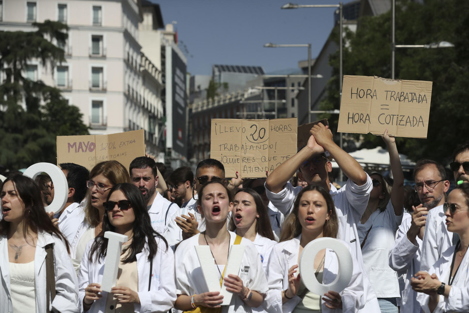 Vista de la concentración por la Huelga de médicos convocada por los sindicatos CESM y SMA, para rechazar la propuesta de reforma de Estatuto Marco elaborada por el Ministerio de Sanidad, este viernes frente al Congreso de Los Diputados.- EFE/ Alberto Aguado